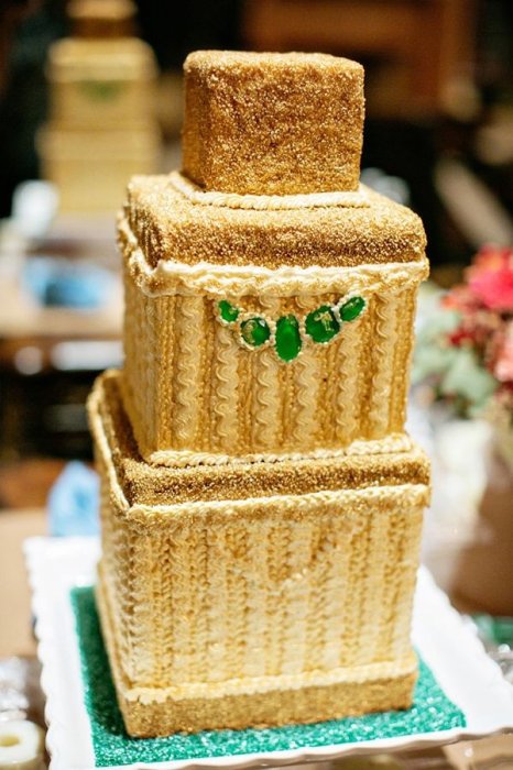 Свадебный торт с золотыми элементами