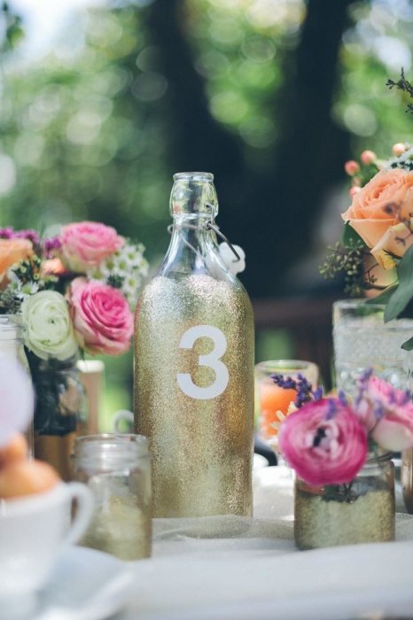 Бутылки как номера свадебных столов