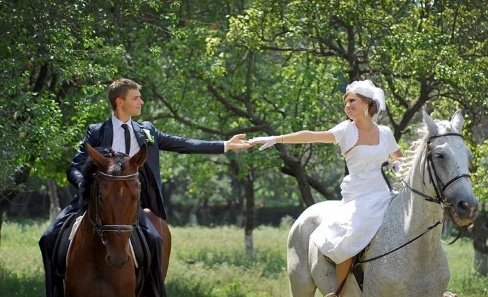 Жених и невеста верхом на лошадях
