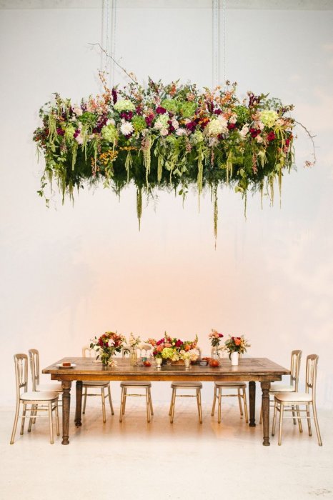 Украшение потолка свадебного зала цветочными композициями