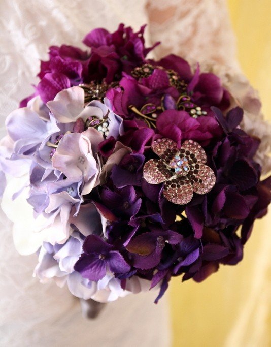 Фиолетово-сиреневый букет невесты с эффектом омбре