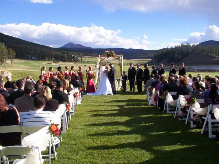 Свадебная церемония на открытом воздухе
