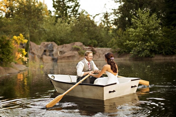 Лодка - романтический транспорт на свадьбу