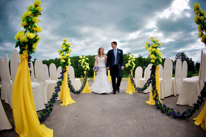 Романтическое украшение свадьбы цветами
