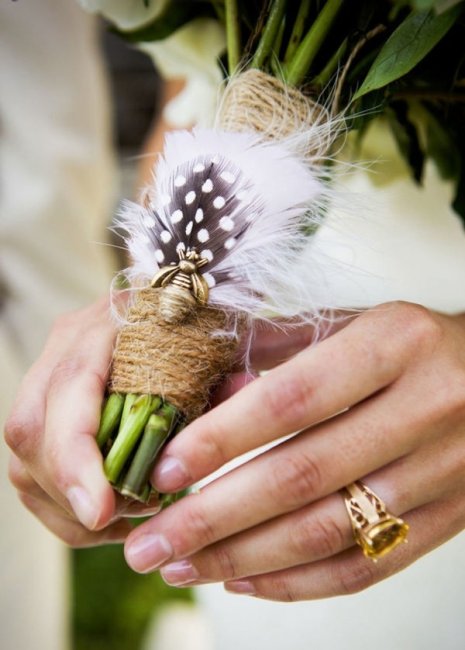 Пчелка в декоре ножки свадебного букета