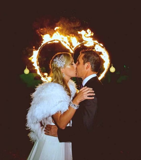 Свадебная фотосессия с огненными атрибутами