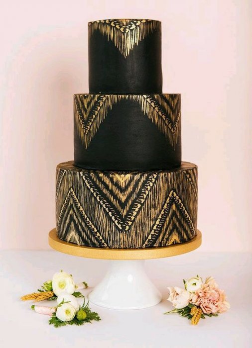 Сочетание черного и золотого цветов в дизайне свадебного торта