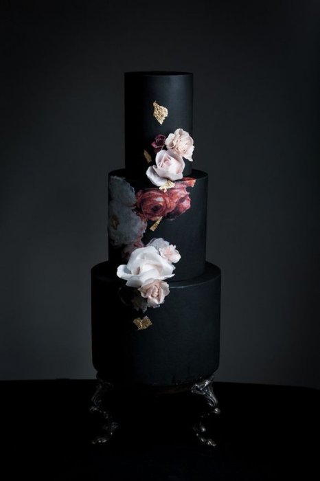 Элегантный свадебный торт в черном цвете