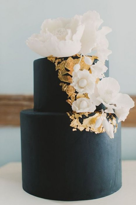Сочетание черного, золотого и белого цветов в дизайне свадебного торта