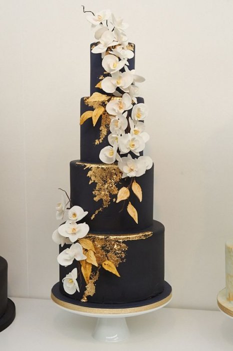 Черный, белый и золотой цвета в дизайне свадебного торта