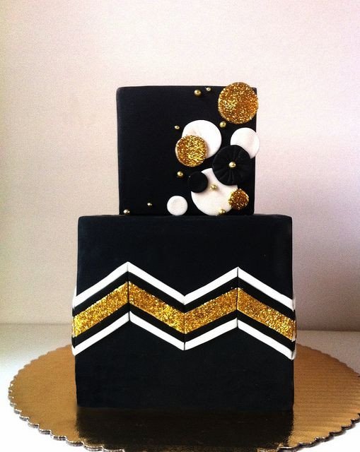 Сочетание черного цвета с золотым и белым в дизайне торта на свадьбу