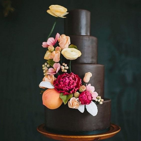 Свадебный торт в черном цвете с яркими цветами