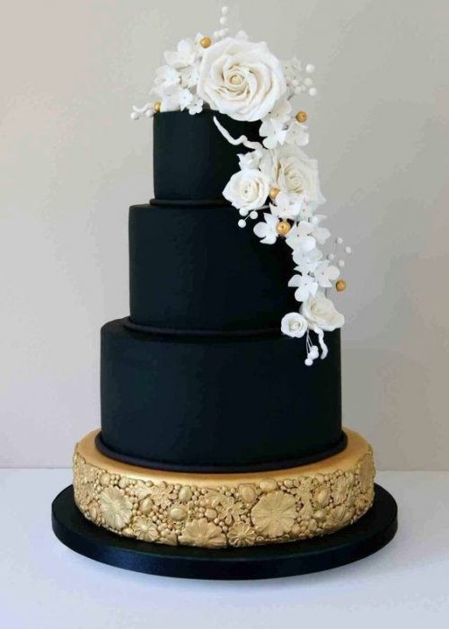 Элегантный торт на свадьбу в черном цвете