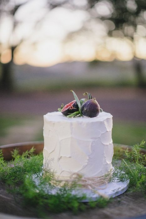 Торт на свадьбу с инжиром, красота в простоте