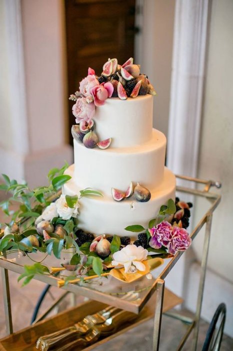 Инжир и цветы в оформлении свадебного торта