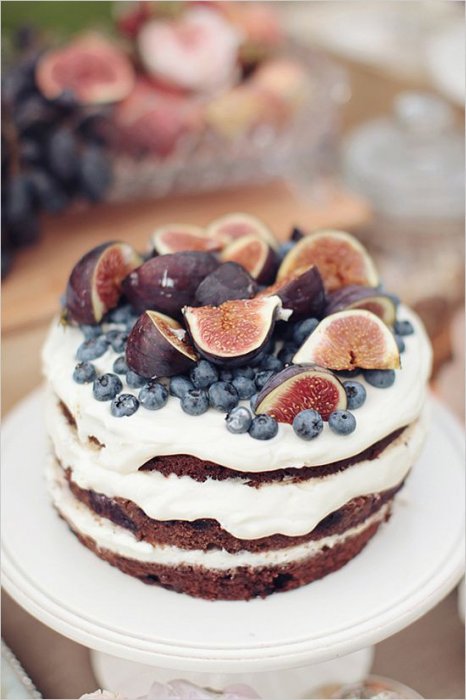 Свадебный торт, украшенный инжиром и ягодами