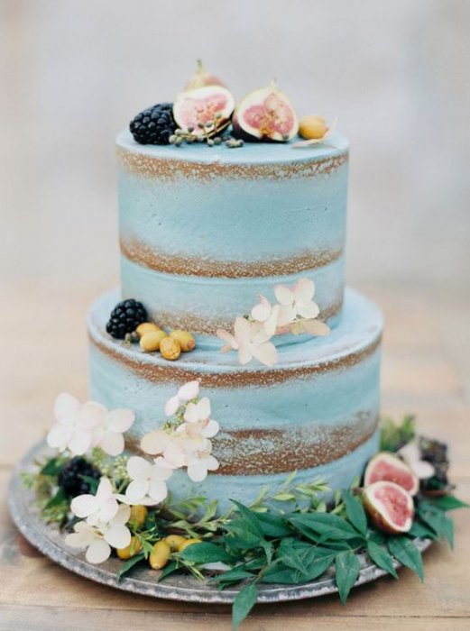 Красивый свадебный торт, украшенный инжиром