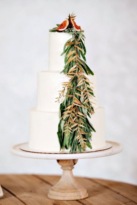 Инжир и зелень в формлении торта на свадьбу