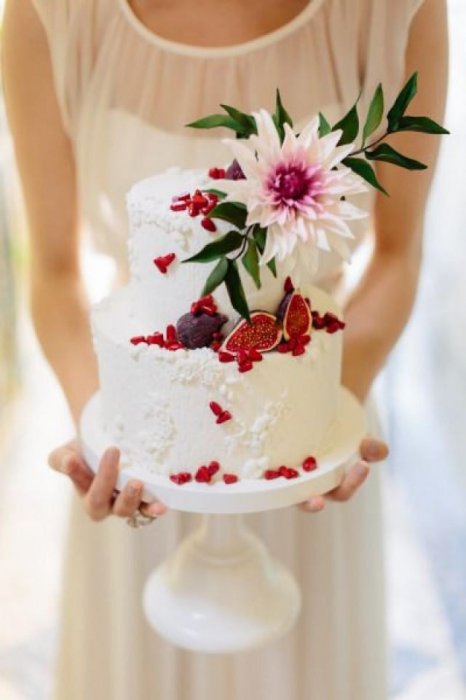 Торт украшенный инжиром и цветами