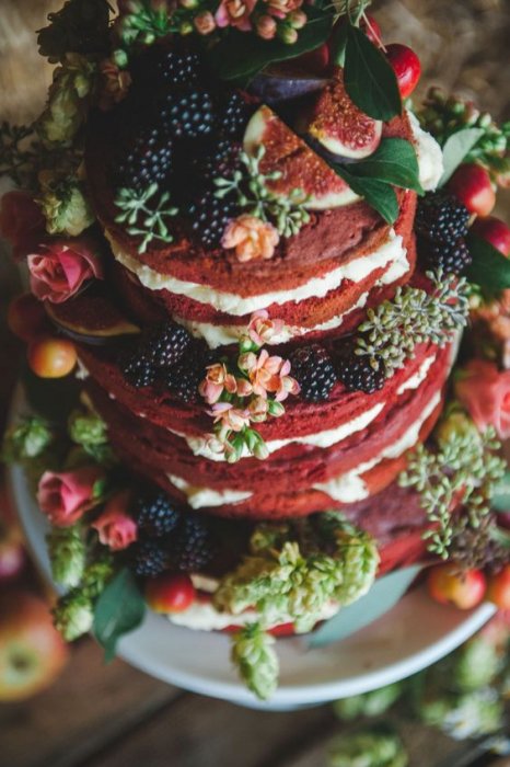 Инжир, зелень и ягоды в оформлении свадебного торта