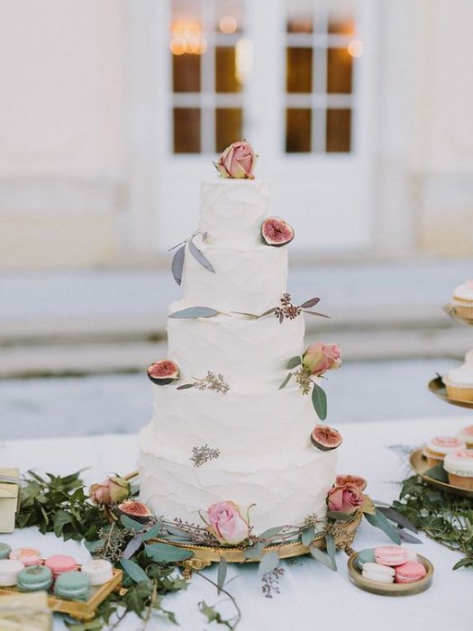 Красота в простоте, свадебный торт с инжиром
