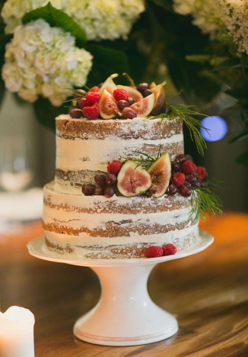Инжир и ягоды в оформлении свадебного торта