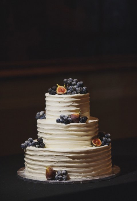 Свадебный торт, украшенный инжиром, виноградом и ежевикой