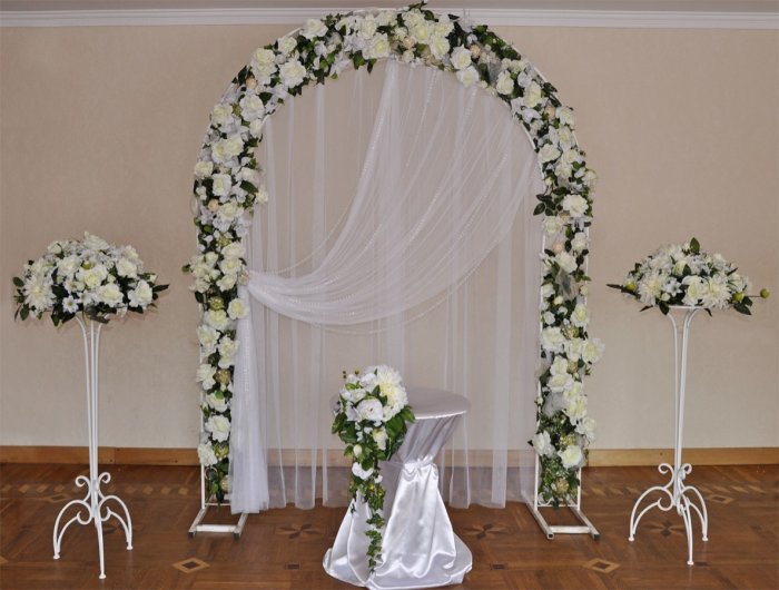 Свадебная арка из искусственных цветов