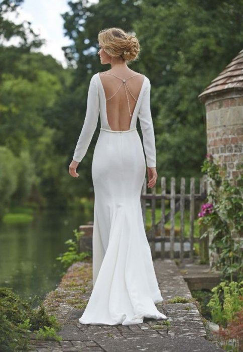 Свадебное платье с красивой спинкой и длинными рукавами