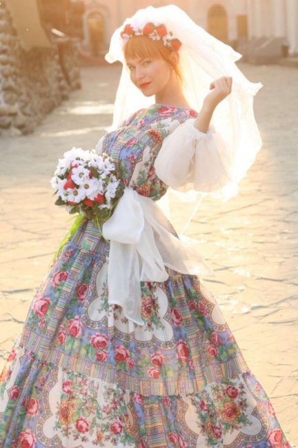 Яркое цветастое платье в народном стиле