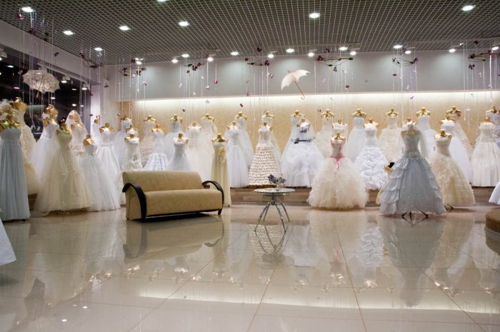 Уютная атмосфера салона и огромный выбор фасонов и цветов для невест