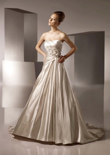 Атласное свадебное платье в цвете шампань