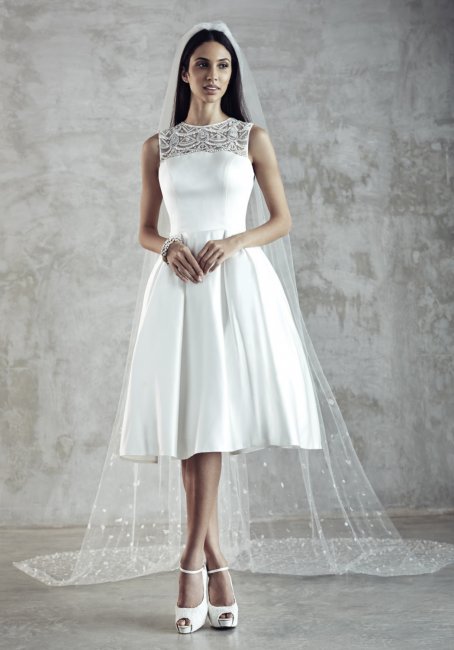 Короткое атласное платье с кружевными вставками - выбор молодых и смелых невест