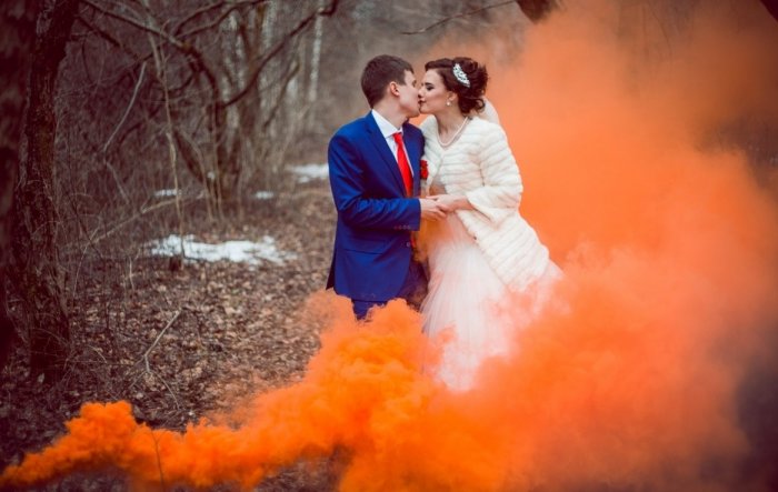 Цветной дым на осенней свадьбе