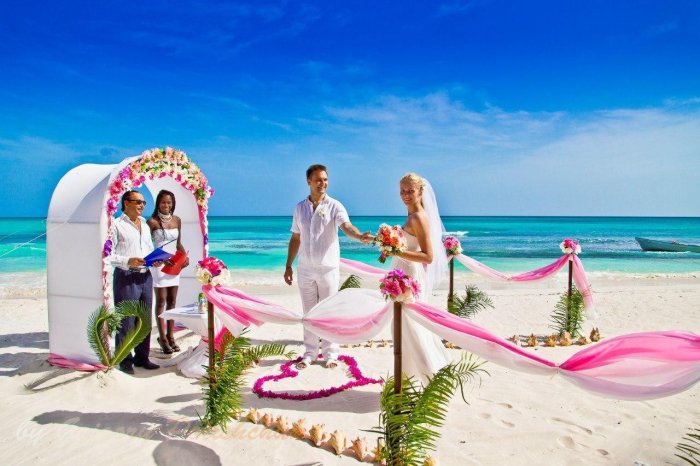 Церемония бракосочетания на берегу