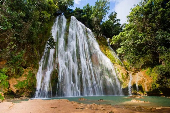 Водопад на полуострове Самана