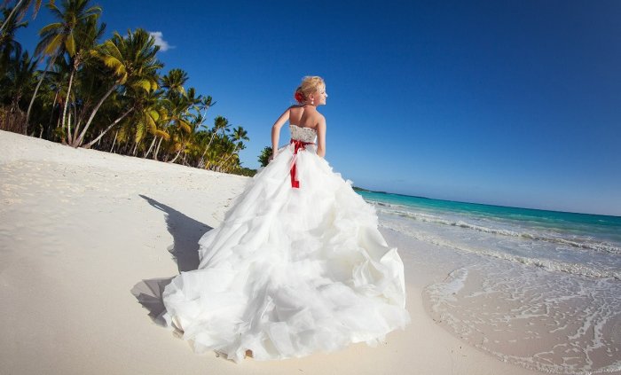 Очаровательная невеста на сказочном берегу