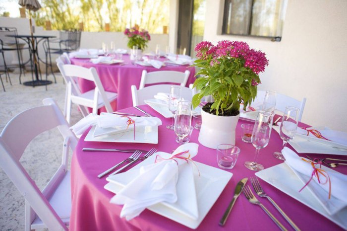 Праздничное оформление стола в розово-белой гамме