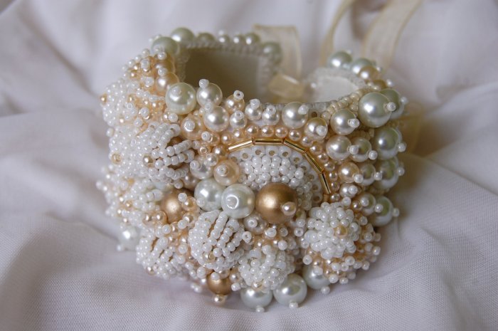 Необыкновенный браслет невесты из бисера и бусин