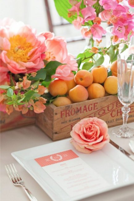 Персики в свадебном декоре