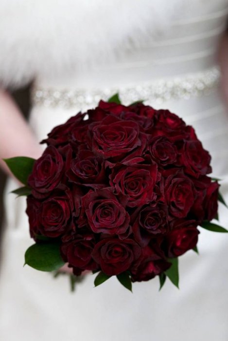 Темный букет невесты с розами