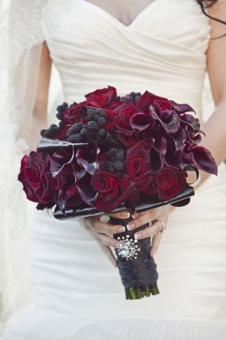 Букеты невесты в темных цветах