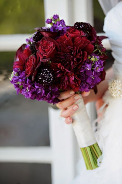 Свадебный букет в темных цветах
