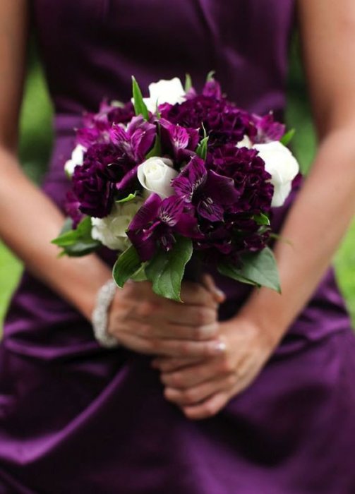 Букет подружки невесты в фиолетовых тонах с белыми розами