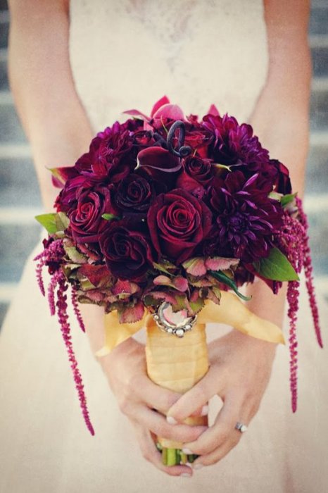 Свадебный букет в темных цветах