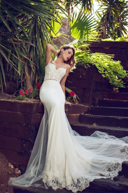 Свадебное платье русалка с красивым прозрачным шлейфом