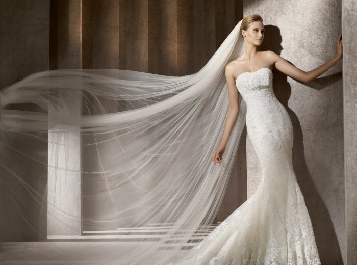 Свадебное платье русалка с длинной легкой фатой