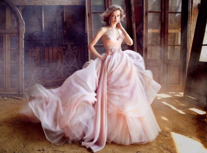 Нежно-розовое пышное свадебное платье 2017