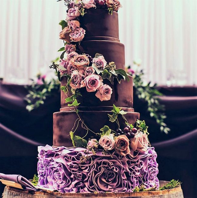 Бордовый торт с розовыми и фиолетовыми цветами