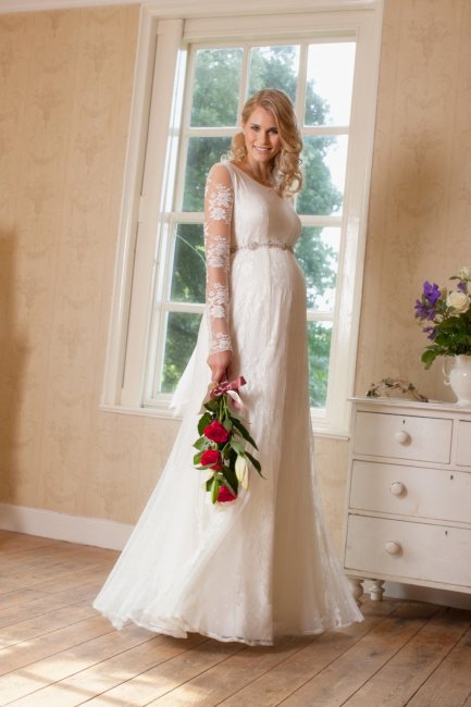 Беременная невеста в платье с длинным рукавом